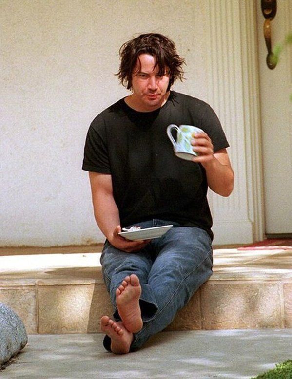 Foto espontânea de Keanu Reeves tomando café da manhã