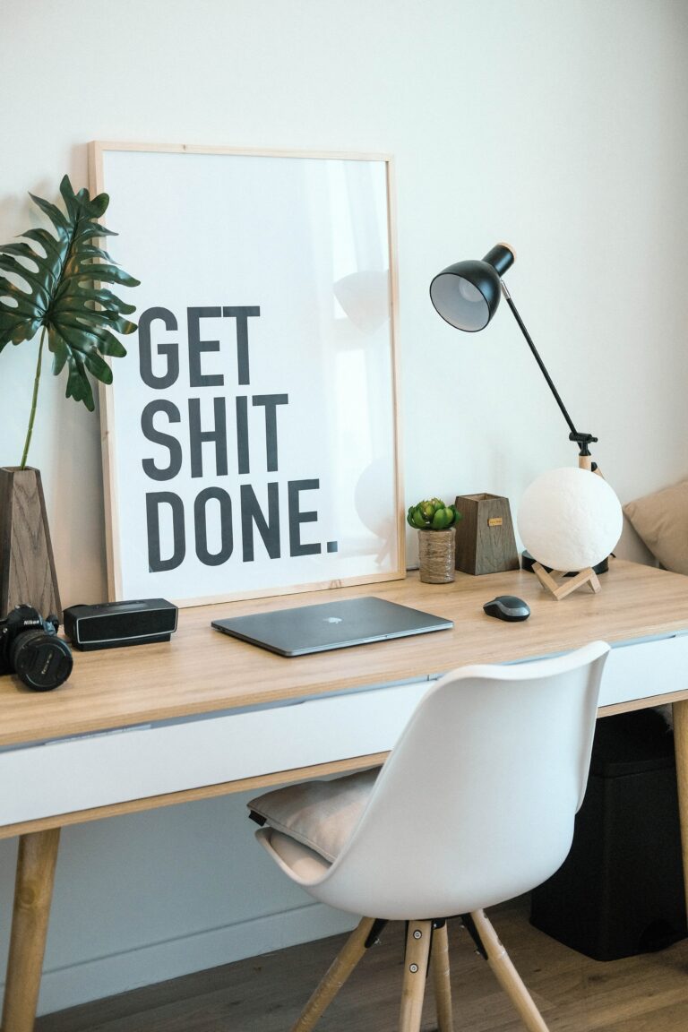 Uma mesa nova com uma placa que diz: Get Shit Done.