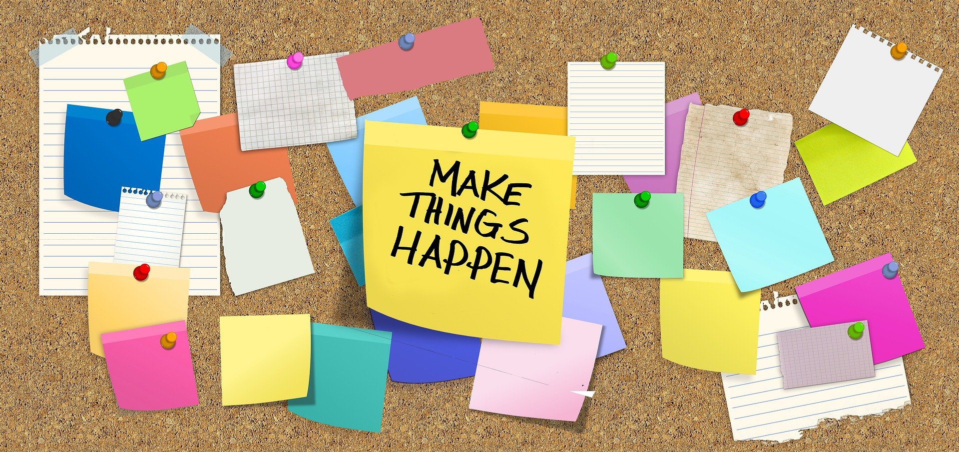 Pinnwand mit vielen Post-Its und der Aufschrift MAKE THINGS HAPPEN auf dem zentralen gelben Post-It