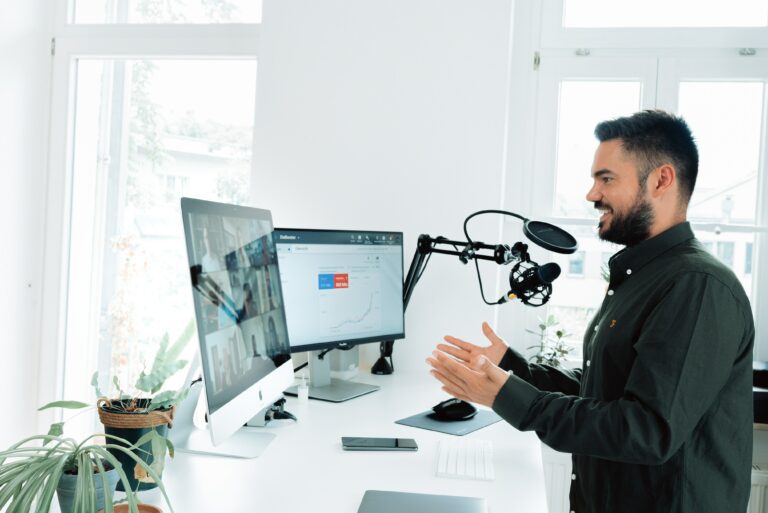 Mann hält eine microsoft teams Präsentation auf seinem Computer