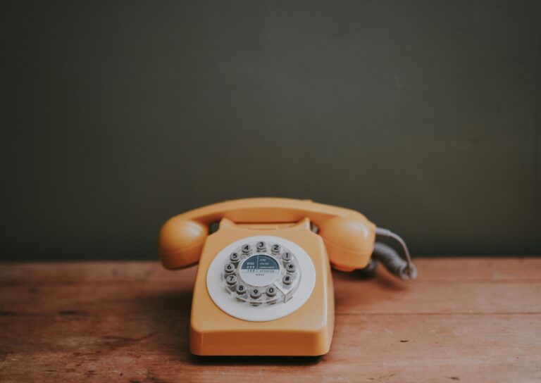 昔のダイヤル式電話機でコールド・コールを表現している。