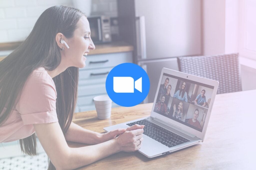 Logotipo Zoom com reunião zoom em segundo plano