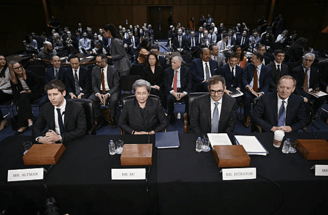 L'immagine di partenza utilizzata per il test di analisi, che ritrae Sam Altman e Lisa Su durante un'affollata audizione al Senato degli Stati Uniti.