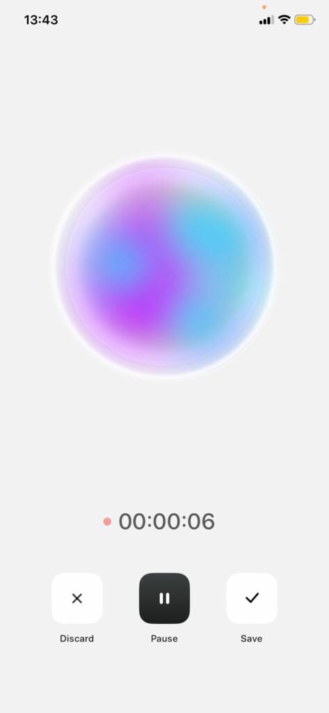 Снимок экрана: экран записи Notee — анимированный градиентный шар, таймер 00:00:06, элементы управления «Отменить/Пауза/Сохранить»