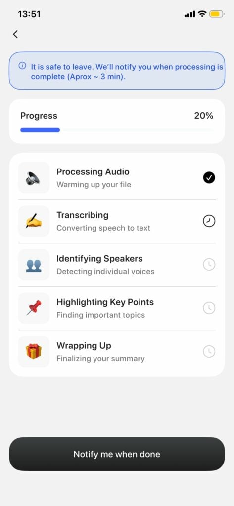 Снимок экрана: Конвейер обработки, показывающий 5 этапов — Обработка аудио (завершено ✅), Транскрибирование (в процессе), Идентификация говорящих, Выделение ключевых моментов, Завершение — с баннером «Примерно ~3 мин».