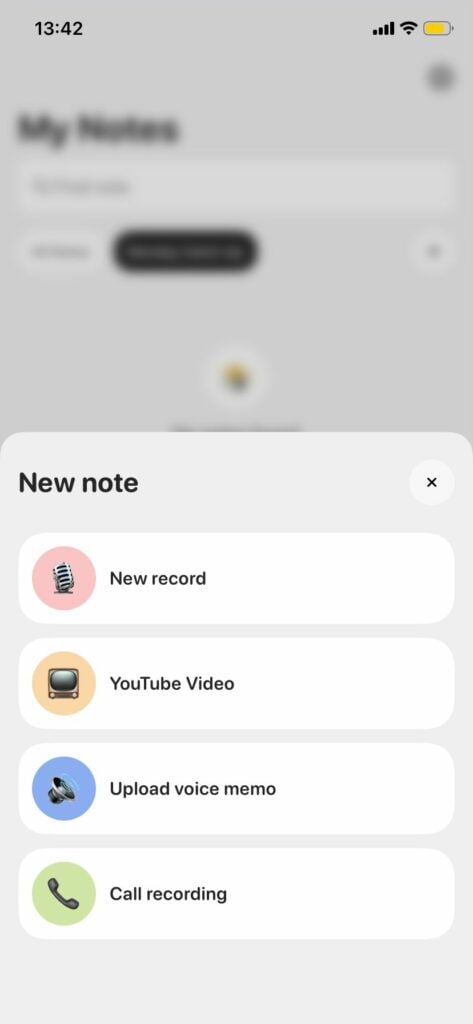 Снимок экрана: меню «Новая запись» приложения Notee с четырьмя типами ввода (Новая запись, Видео YouTube, Загрузить голосовую заметку, Запись звонка)