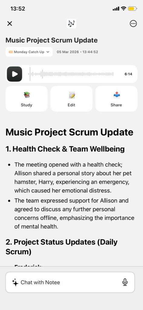 Снимок экрана: Завершенное резюме для «Music Project Scrum Update» — пронумерованные разделы, маркированные списки, панель воспроизведения аудио, кнопки действий «Изучить/Редактировать/Поделиться» и панель «Чат с Notee» внизу.